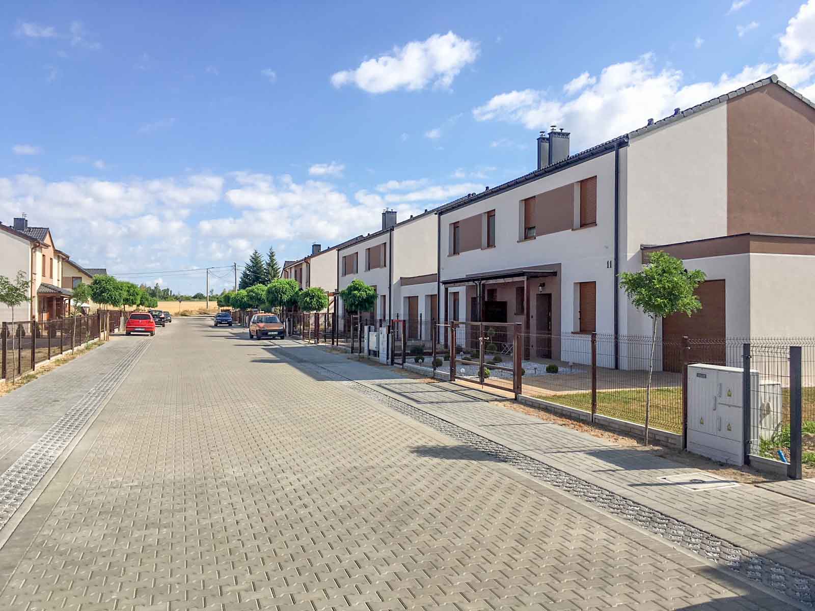 Domy w zabudowie bliźniaczej na Osiedlu Kalinowym w Jankowie Przygodzkim