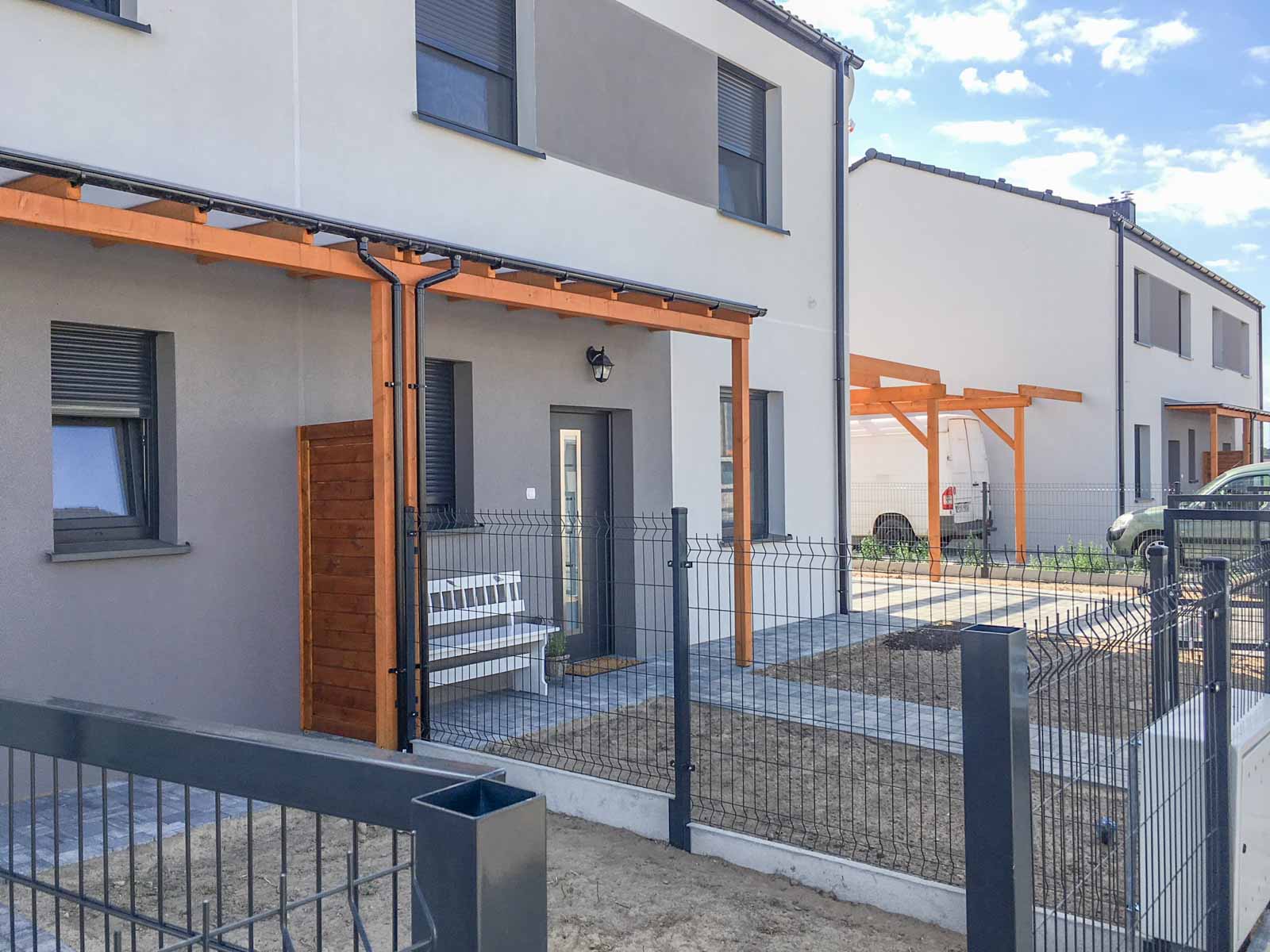 Wejście do domu na Osiedlu Kalinowym w Jankowie Przygodzkim